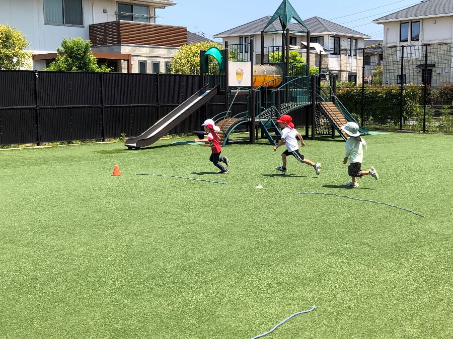 園庭には全面人工芝を完備