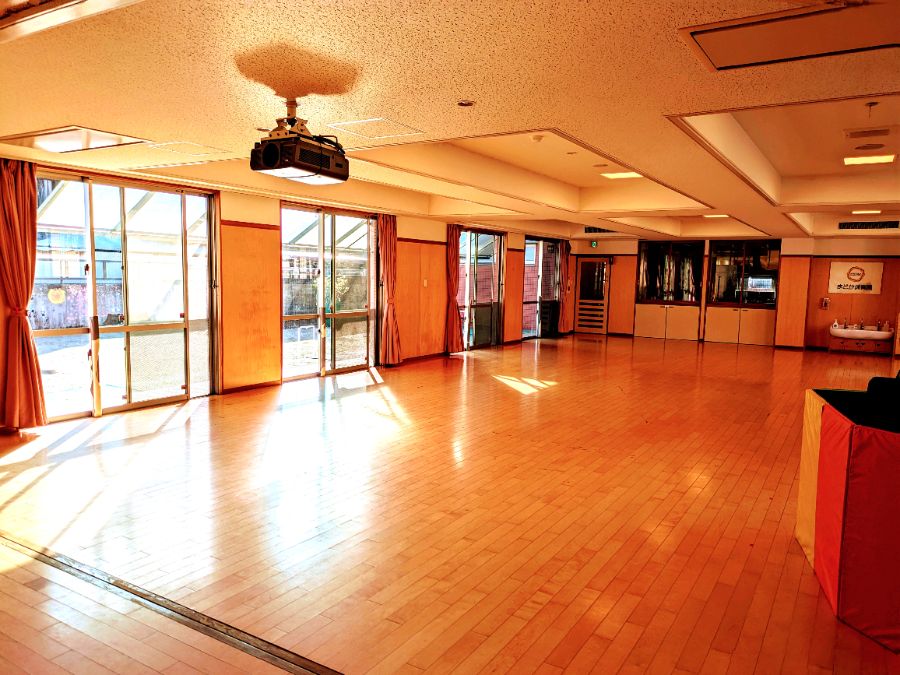 園内には広いホールがあり、雨の日も安全に保育ができます。