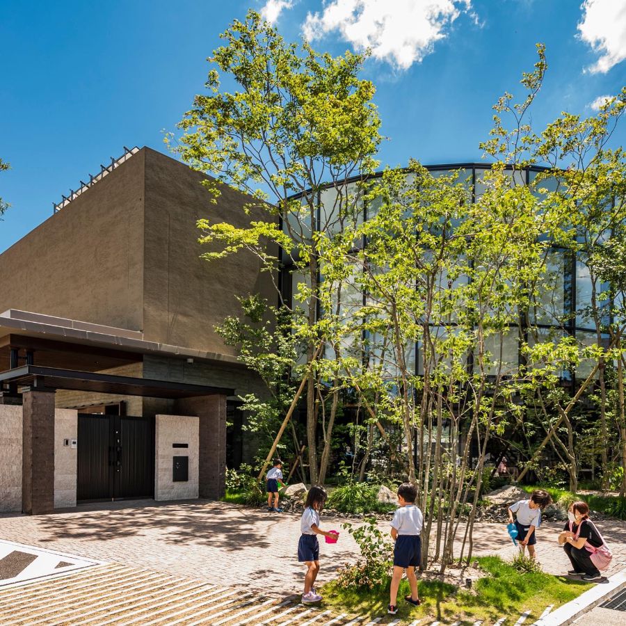 四季の木々を感じながら、自然の中で伸びやかに生活しています。